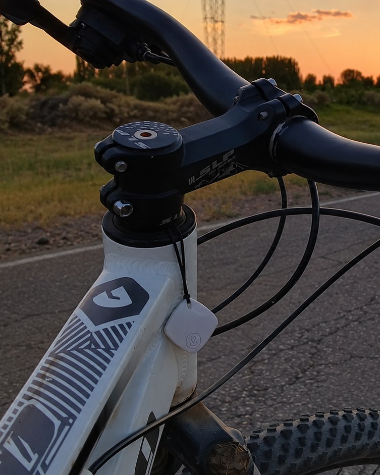En la bici y el patinete
